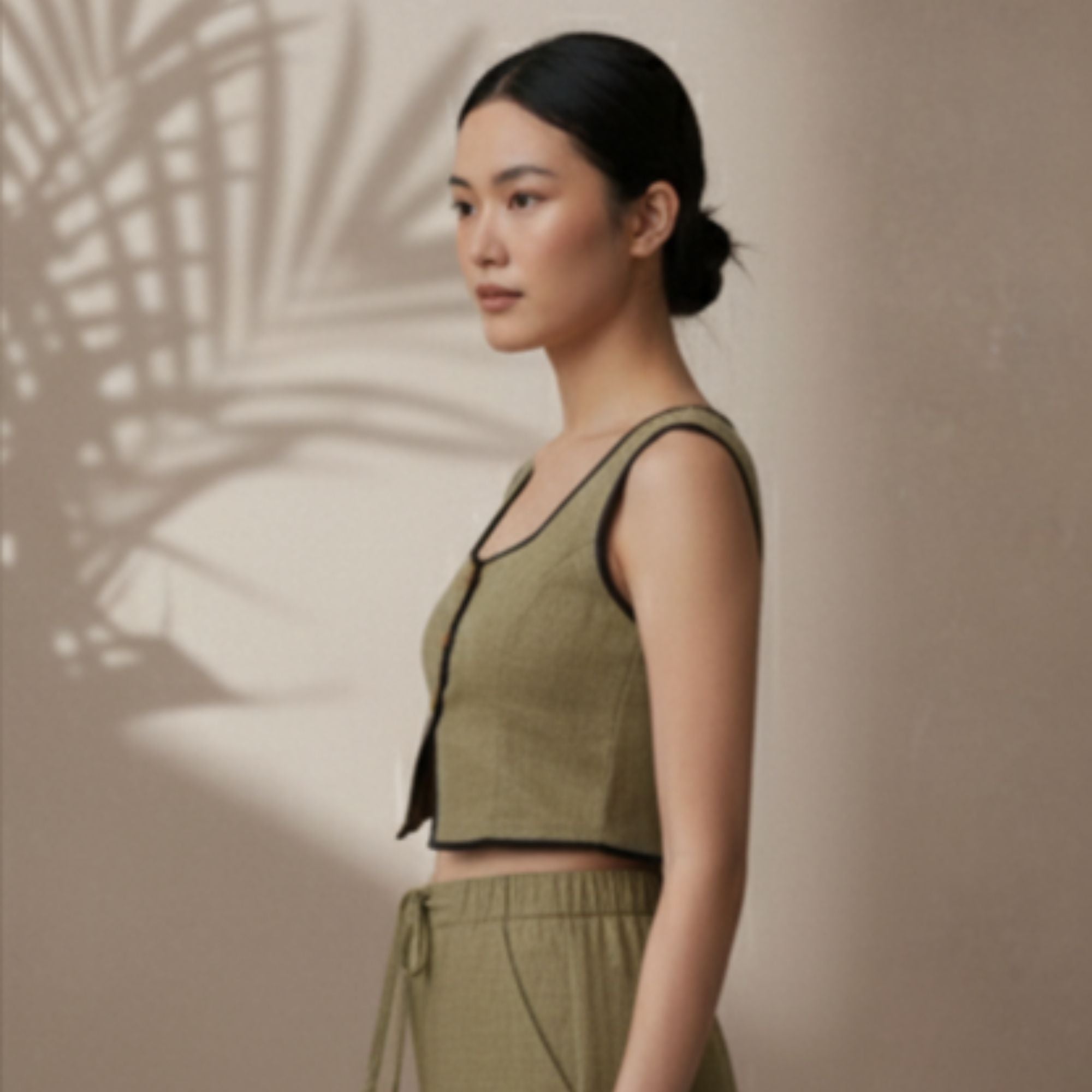 CONTRAST PIPED VEST CROP TOP