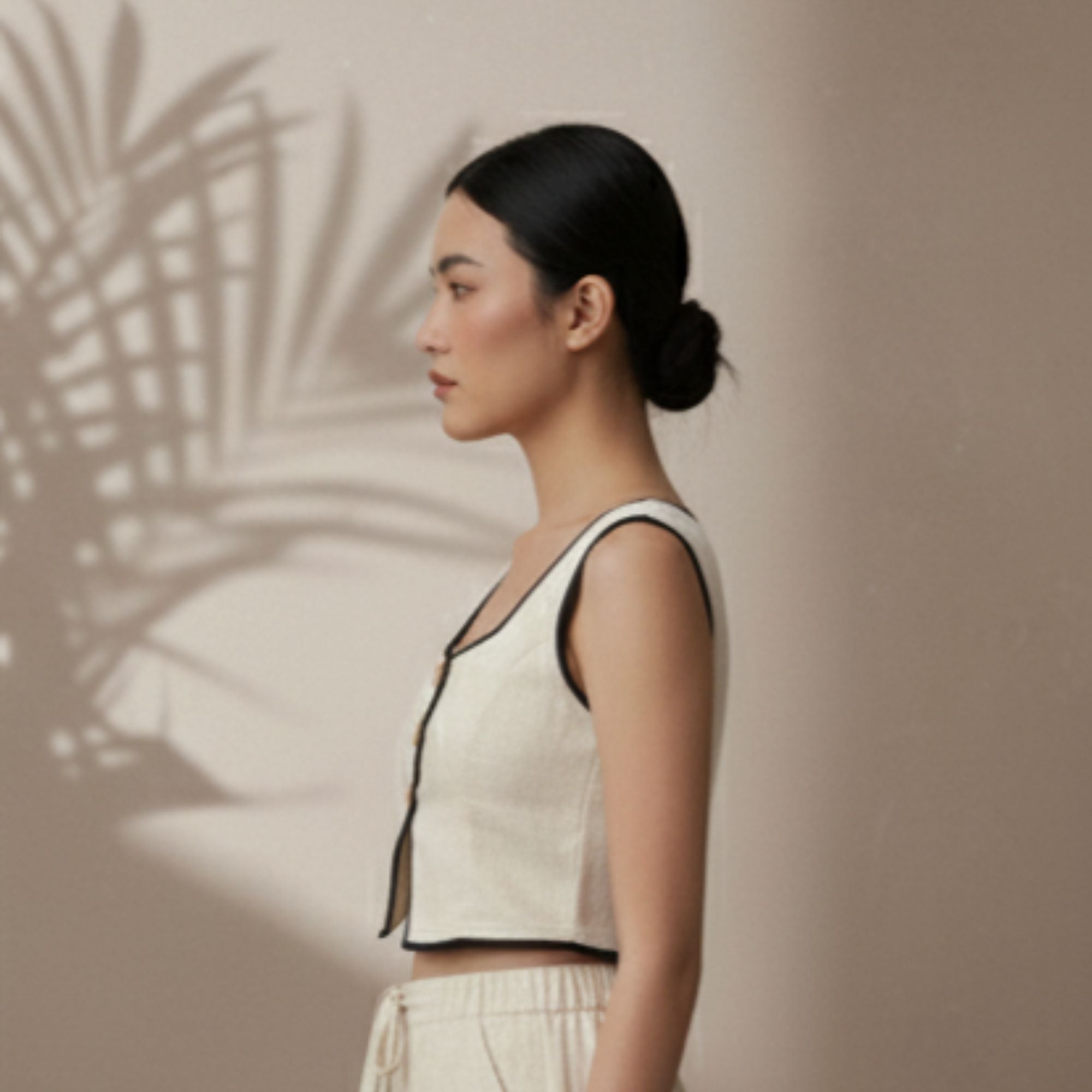 CONTRAST PIPED VEST CROP TOP